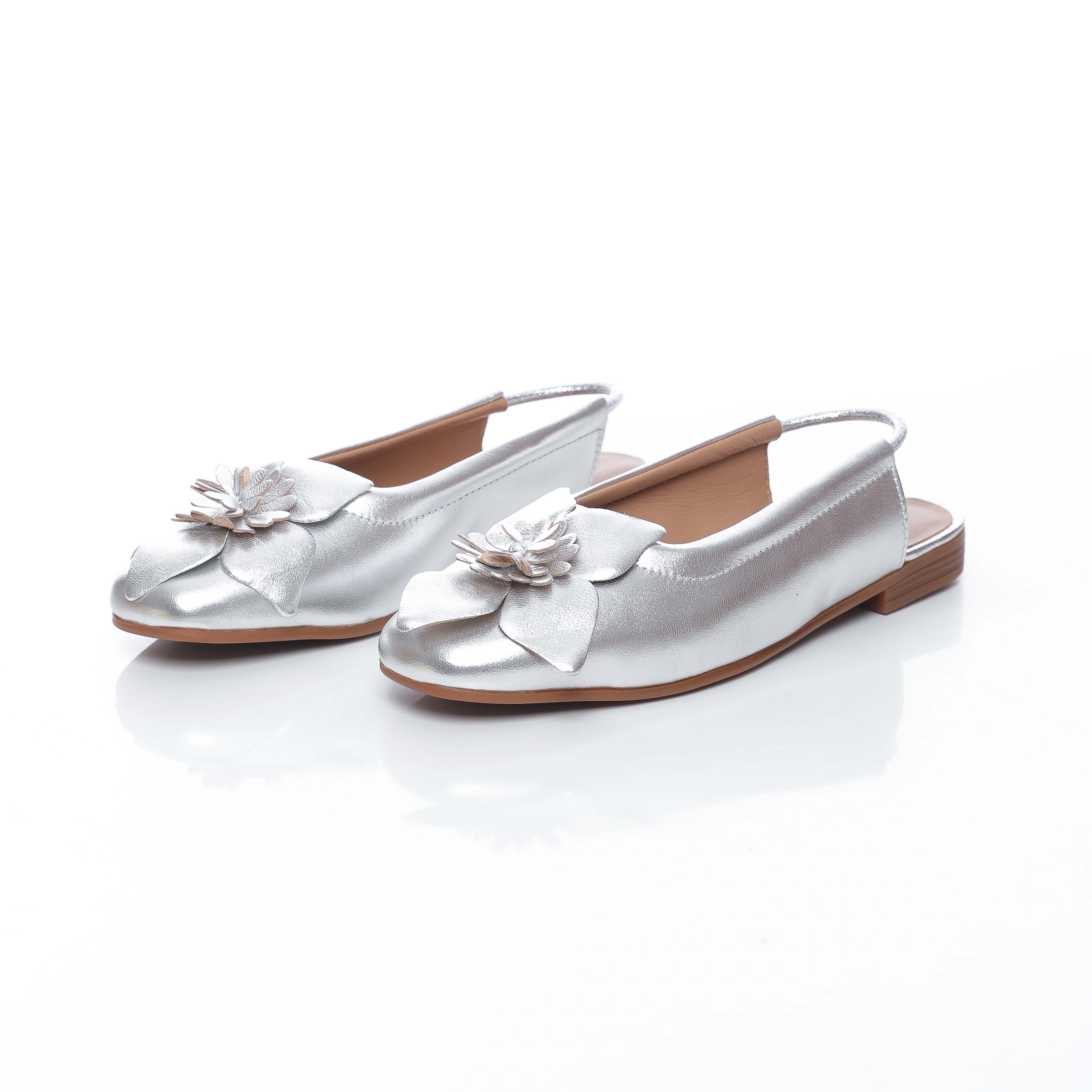 ballerines en cuir souple avec détail floral