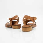 Vue arrière de la paire de sandales mettant en évidence la structure des brides de maintien et le petit talon carré effet bois.